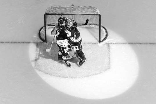 HV71s Oliwer Kaski, målvakt Joni Ortio och Henrik