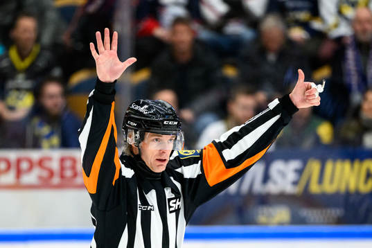 Domare Mikael Andersson tecknar för "för många spelare