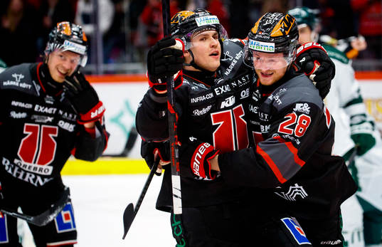 Örebros Oliver Eklind jublar vid 2-0 med Linus Arnesson