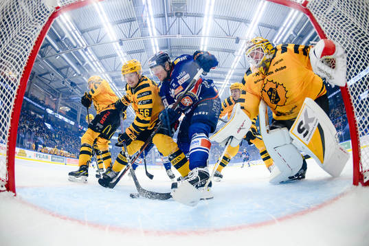 Växjös Marcus Sylvegård mellan Skellefteås Anton Olsson