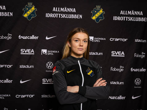 Beata Olsson poserar för ett porträtt i samband med att hon presenteras som nyförvärv