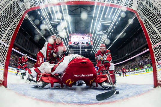 Malmö Redhawks Fredrik Händemark oroar mot Frölundas