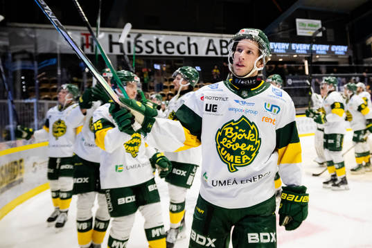 Björklövens Fredric Weigel jublar