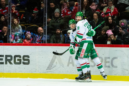 Rögles Henry Bowlby jublar med Dennis Everberg