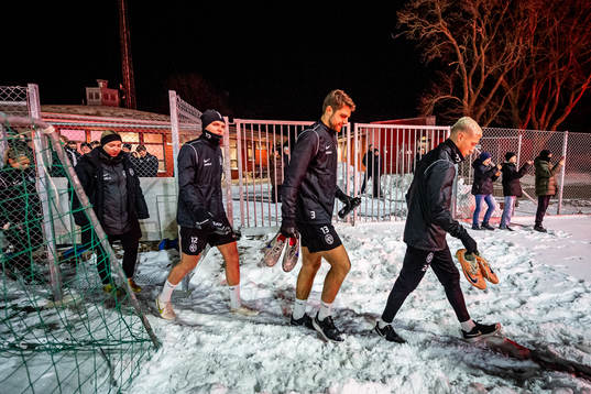 Melker Jonsson, Erik Hedenquist och Rasmus Wendt gör entré till en gemensam fotbollsträning med Landskronas herr- och damlag den 8 januari 2024 i Landskrona. 