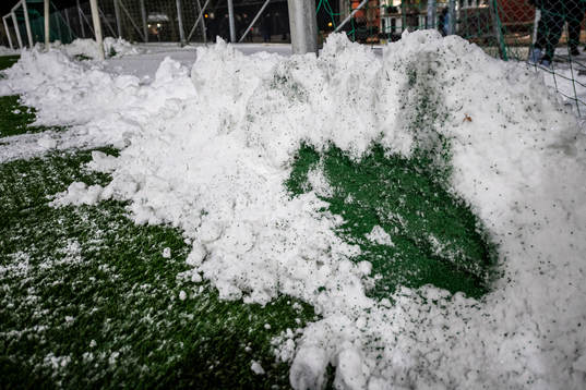 Gummigranulat i en snöhög
