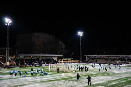 Vy över en gemensam fotbollsträning med Malmö FFs herr och damlag den 8 januari 2024 i Malmö. 