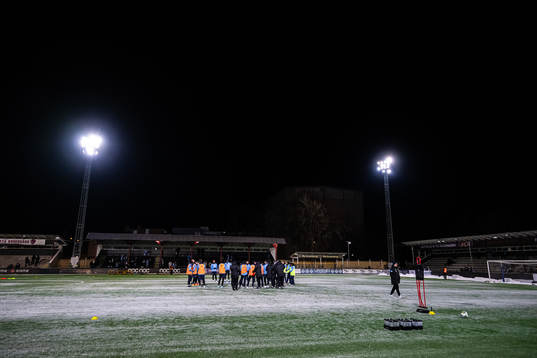 Vy över en gemensam fotbollsträning med Malmö FFs herr och damlag den 8 januari 2024 i Malmö. 