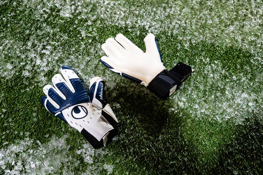 Målvaktshandskar på konstgräs och snö