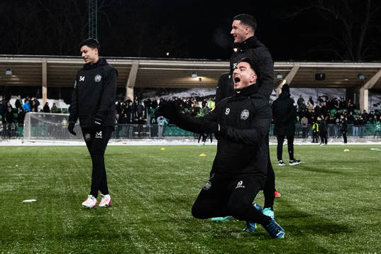 Jusef Erabi reagerar bredvid Deniz Gül och Alper Demirol