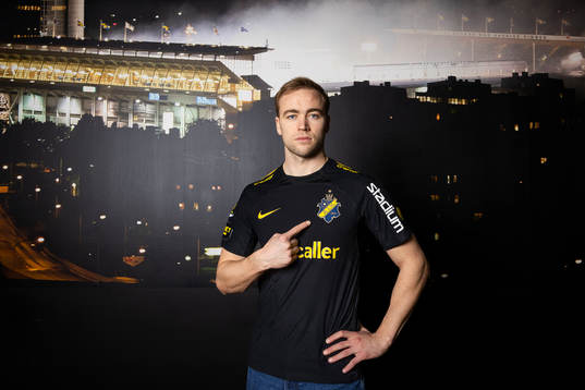 Martin Ellingsen poserar för ett porträtt i samband med att han presenteras som nyförvärv