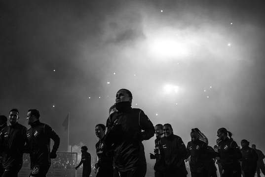 Adelisa Grabus framför rök av fyrverkerier och pyroteknik