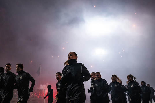 Adelisa Grabus framför rök av fyrverkerier och pyroteknik