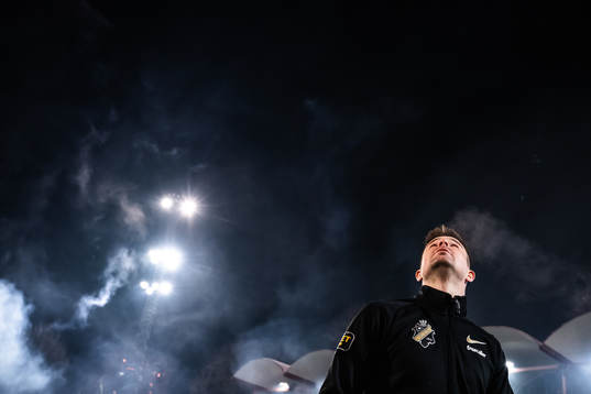 Mads Døhr Thychosen ser på fyrverkerier