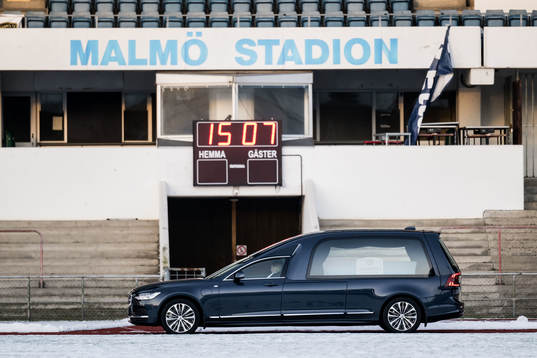 En begravningsbil med Bosse Larssons kista