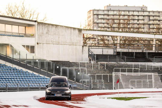 En begravningsbil med Bosse Larssons kista