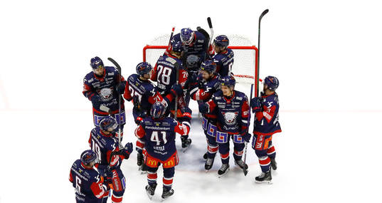 Linköpings spelare jublar och tackar målvakt Marcus