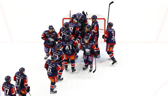 Linköpings spelare jublar och tackar målvakt Marcus