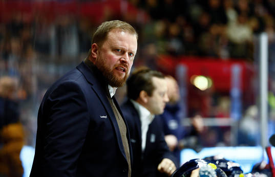 Linköpings tränare Klas Östman reagerar