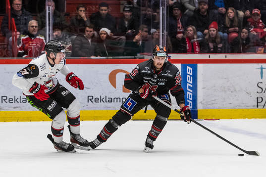 Malmö Redhawks Anton Wahlberg och Örebros Philip Holm