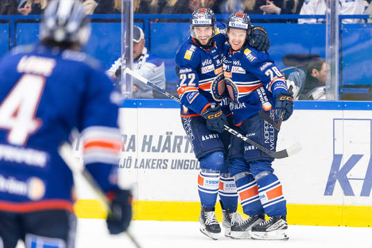 Växjös Tobias Rieder och Hugo Gustafsson jublar