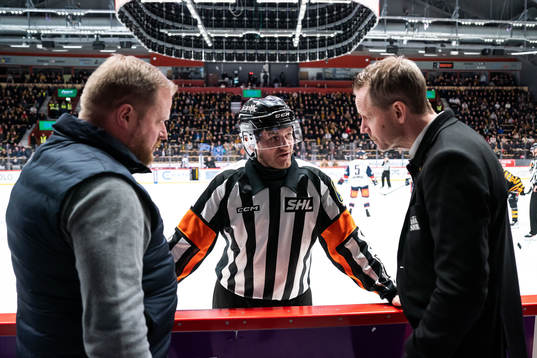 Linköpings tränare Klas Östman, domare Daniel Eriksson