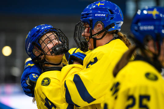 Tilde Utbult and Jenna Raunio of Sweden