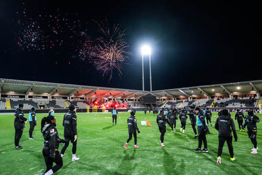 Fyrverkerier och pyroteknik när spelarna gör entré