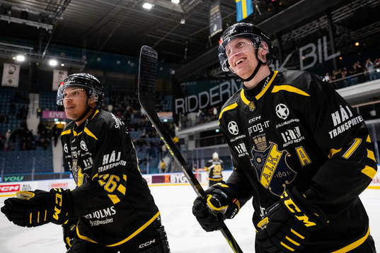 AIKs Oscar Nord och Filip Windlert  jublar
