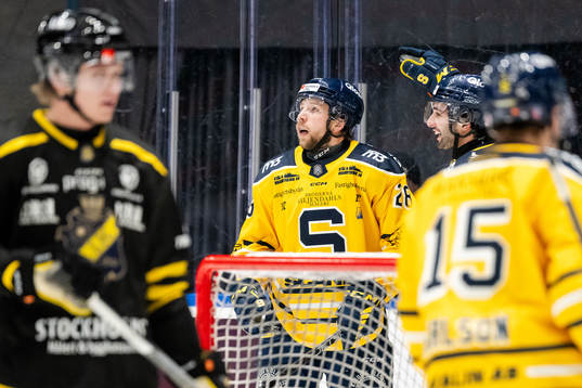 Södertäljes Emil Alba jublar