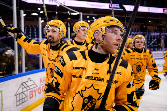 Skellefteås Dylan Sikura och Filip Sandberg jublar