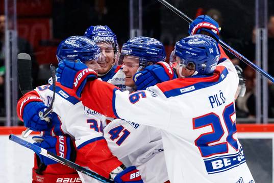 Oskarshamns Johan Johnsson jublar med lagkamrater