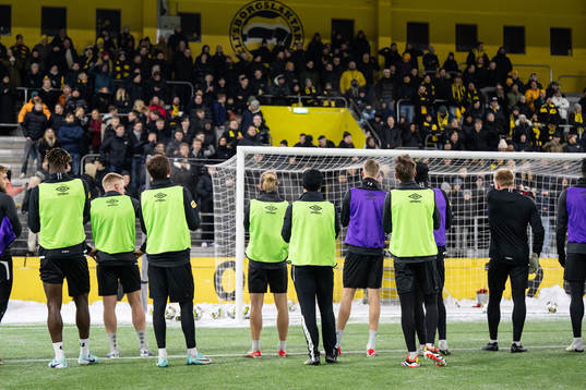 Spelarna tackar supportrarna