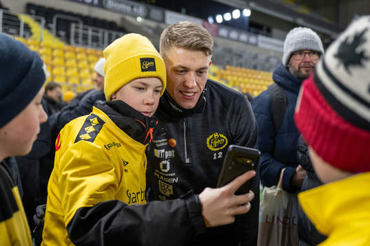 Alexander Bernhardsson med supportrar