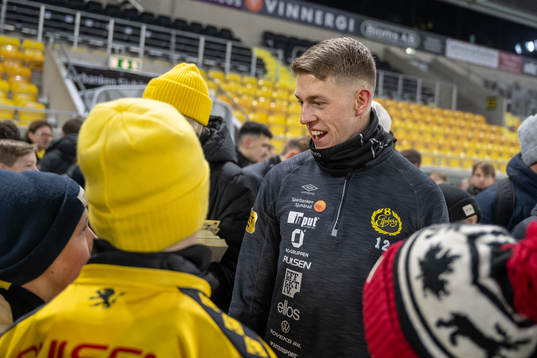 Alexander Bernhardsson minglar med supportrar