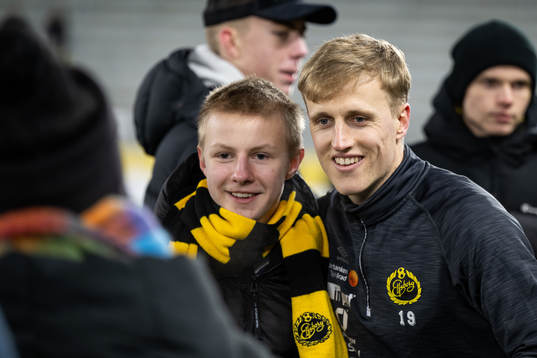 Jeppe Møldrup Okkels minglar med supportrar