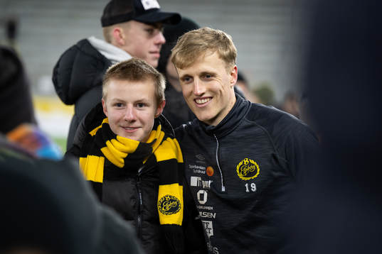 Jeppe Møldrup Okkels minglar med supportrar