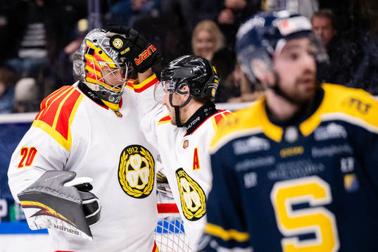 Brynäs målvakt Damian Clara och Jacob Blomqvist  jublar