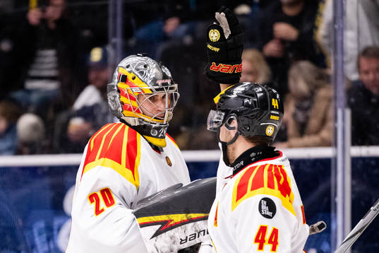 Brynäs målvakt Damian Clara och Jacob Blomqvist  jublar