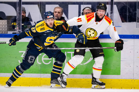 Södertäljes Emil Alba och Brynäs Greg Scott