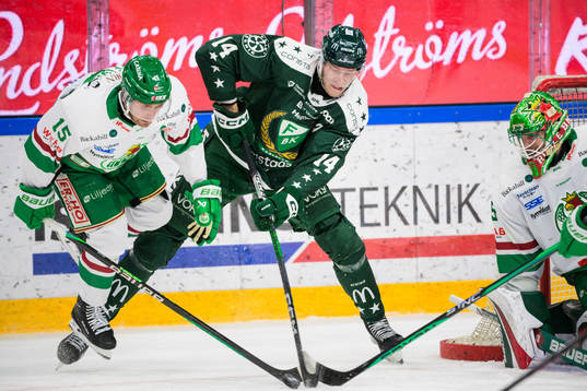 Färjestads Victor Ejdsell i en kamp mot Rögles Simon