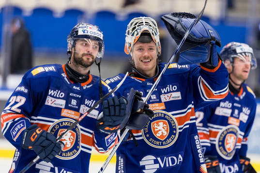 Växjös Tobias Rieder och målvakt Emil Larmi jublar