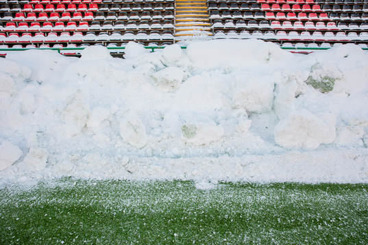 Snö vid en läktare på Grimsta IP
