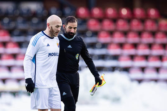 Djurgårdens Magnus Eriksson och assisterande domare Danha Bachiri