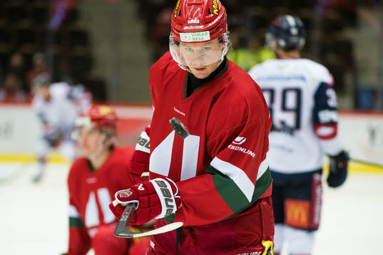 MoDos Erik Karlsson innan ishockeymatchen i SHL mellan MoDo