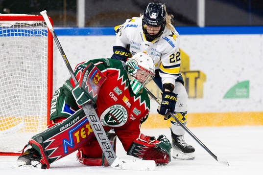 Frölundas målvakt Maja Helge och HV71s Suvi Käyhkö