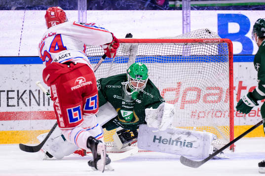 Timrås Jonathan Dahlén skjuter 0-3 bakom Färjestads