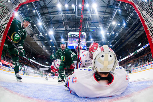 Färjestads Marcus Nilsson och Joel Kellman reagerar på en