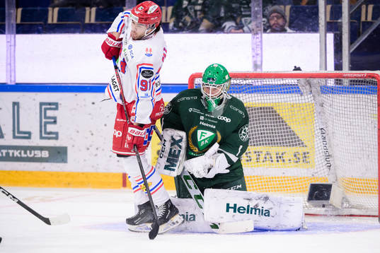 Timrås Magnus Pääjärvi och Färjestads målvakt Victor