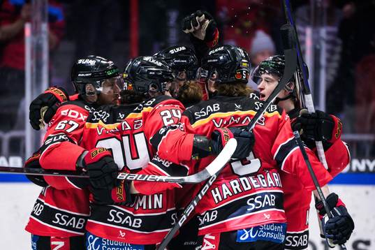 Luleås Linus Omark och Brendan Shinnimin jublar med